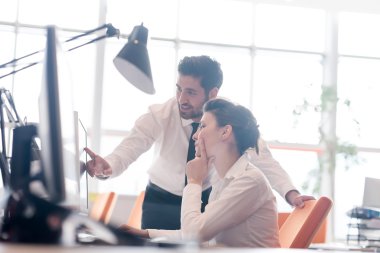 iş birkaç proje üzerinde birlikte çalışma