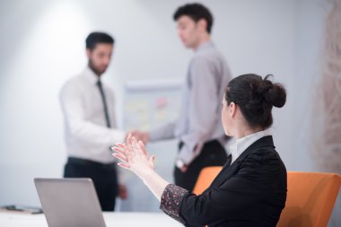 Genç iş kadını dizüstü bilgisayar kullanarak buluşuyor.