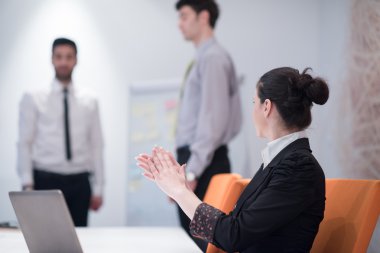 Genç iş kadını buluşuyor.  