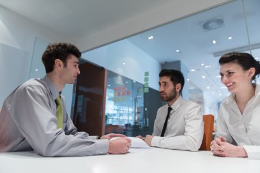 Genç çift ortakları sözleşme belgelerin imzalanması geri