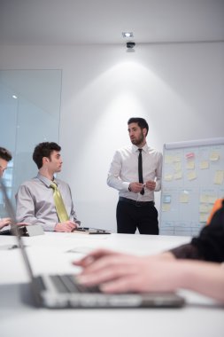 Genç iş kadını dizüstü bilgisayar kullanarak buluşuyor.