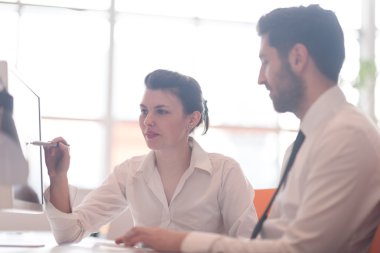 iş birkaç proje üzerinde birlikte çalışma