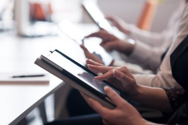 tablet kullanarak toplantı üzerinde iş adamları
