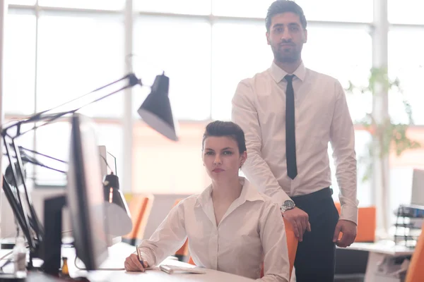 Retrato de pareja de negocios en la oficina —  Fotos de Stock