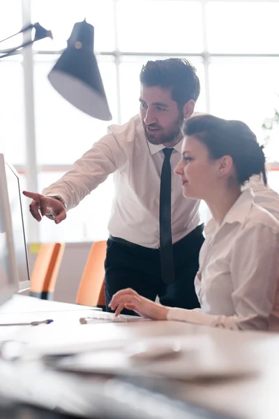 Geschäftspaar arbeitet gemeinsam an Projekt — Stockfoto