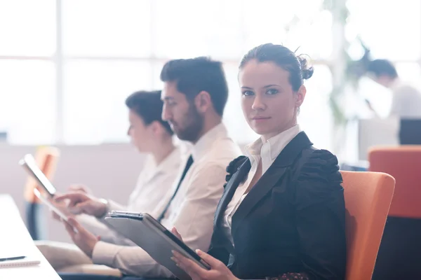 Affärskvinna på möte med hjälp av Tablet PC — Stockfoto