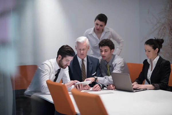 Grupo de gente de negocios en la reunión en la moderna oficina de inicio —  Fotos de Stock