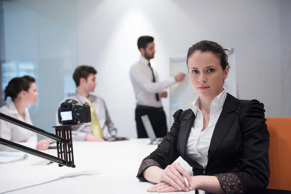 Jeune femme d'affaires sur la réunion en utilisant un ordinateur portable — Photo