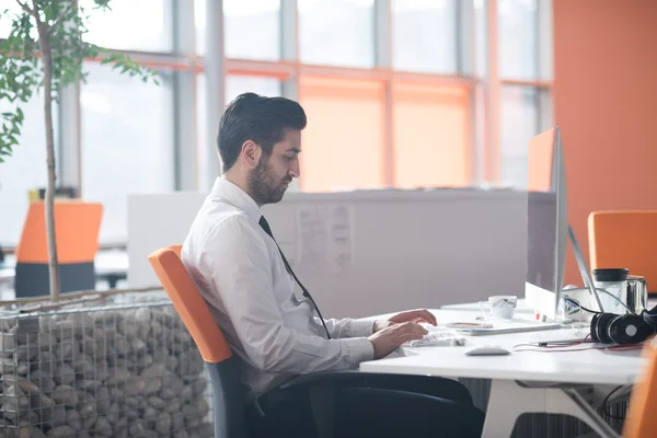 Jonge zakenman werken op desktop computer — Stockfoto