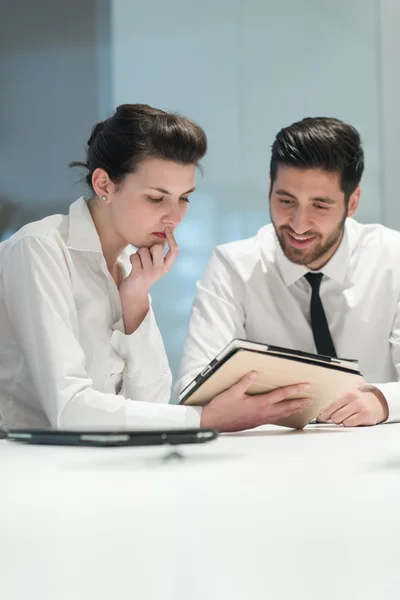 Young business couple working together on project — Stock Photo, Image