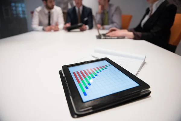 Primer plano de touchpad con documentos analíticos en la reunión de negociosn —  Fotos de Stock