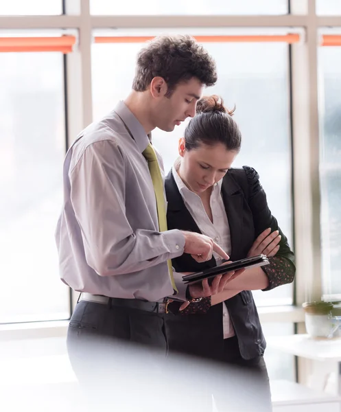 Jeune couple travaillant sur flip board au bureau — Photo