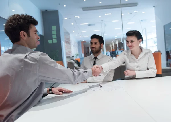 Unga par undertecknandet kontraktshandlingarna på partners tillbaka — Stockfoto