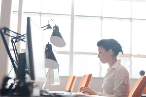 Biznes kobieta pracuje na komputerze w biurze — Zdjęcie stockowe