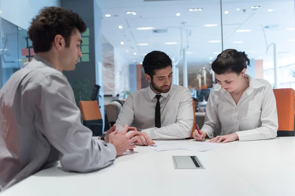 Young couple signing contract — Stock Photo, Image