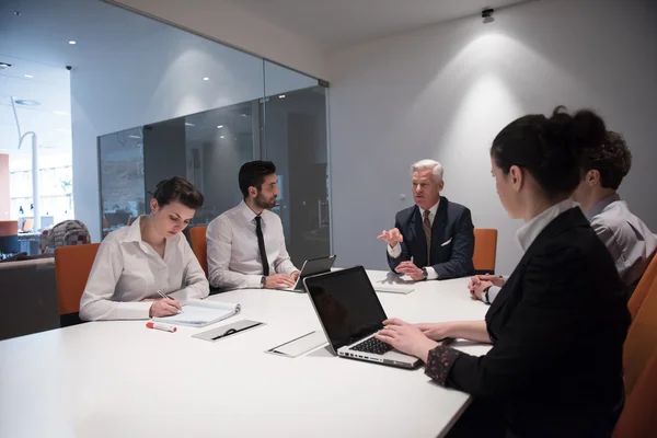 Brainstorming der Geschäftsleute bei Treffen — Stockfoto