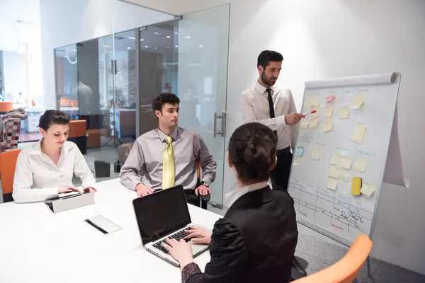 Affärsmän grupp brainstorming — Stockfoto