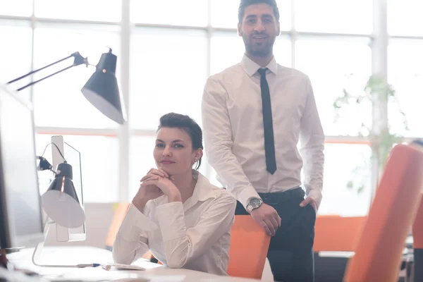 Porträtt av business par på kontor — Stockfoto