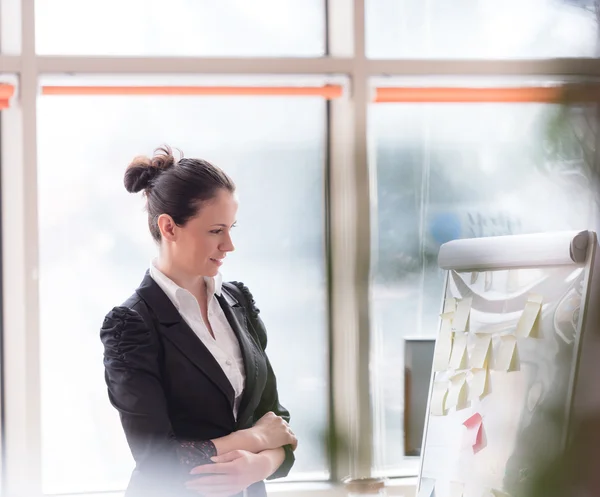 Retrato de la joven mujer de negocios en la oficina moderna — Foto de Stock