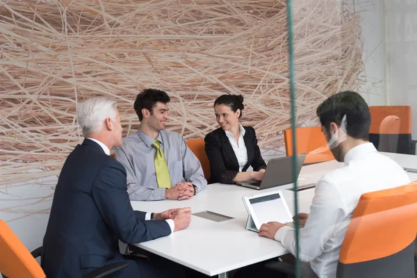 Mensen bedrijfsgroep brainstormen over vergadering — Stockfoto