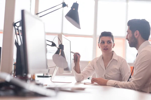 Zakelijke paar samenwerken op project — Stockfoto