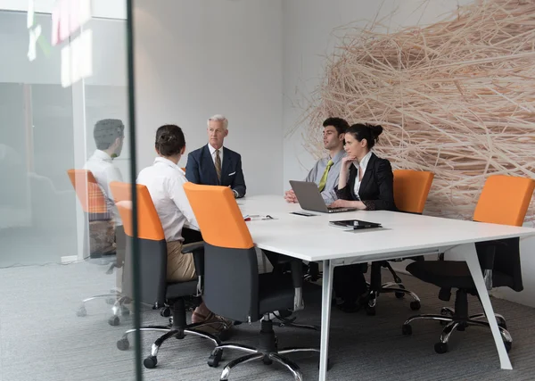 Grupo de empresários brainstorming em reunião — Fotografia de Stock