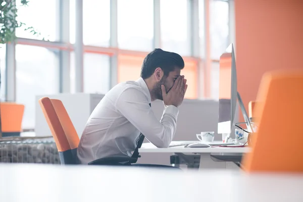 Jovem empresário frustrado no trabalho — Fotografia de Stock