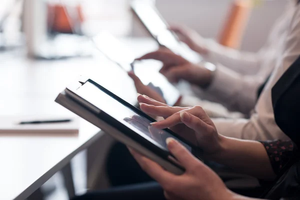 Geschäftsleute treffen sich mit Tablet — Stockfoto