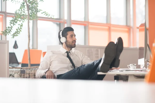 Entspannter junger Geschäftsmann im Büro — Stockfoto