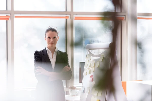 Portret van jonge zakenvrouw bij moderne kantoor — Stockfoto