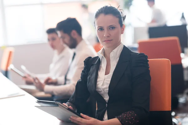 Femme d'affaires sur la réunion en utilisant la tablette — Photo