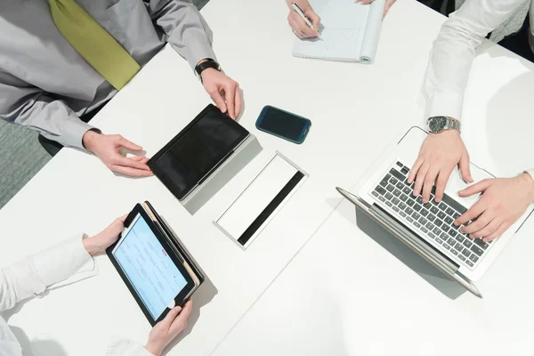 Luftaufnahme einer Geschäftsleute-Gruppe beim Brainstorming auf einem Treffen — Stockfoto