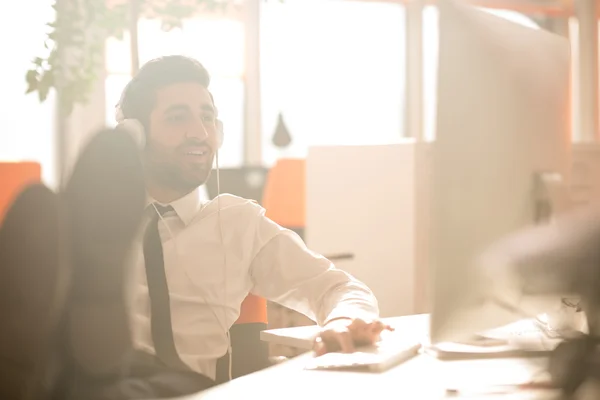 Entspannter junger Geschäftsmann im Büro — Stockfoto