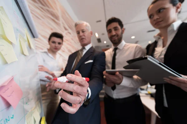 Grupo de empresários brainstorming — Fotografia de Stock