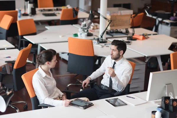 Geschäftspaar arbeitet gemeinsam an Projekt — Stockfoto