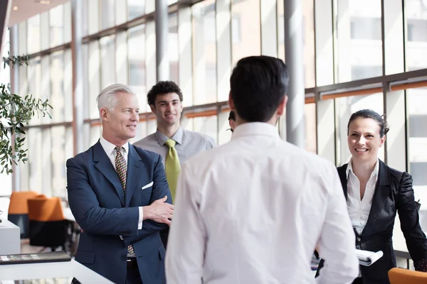 Joven hombre de negocios startup haciendo presentación — Foto de Stock