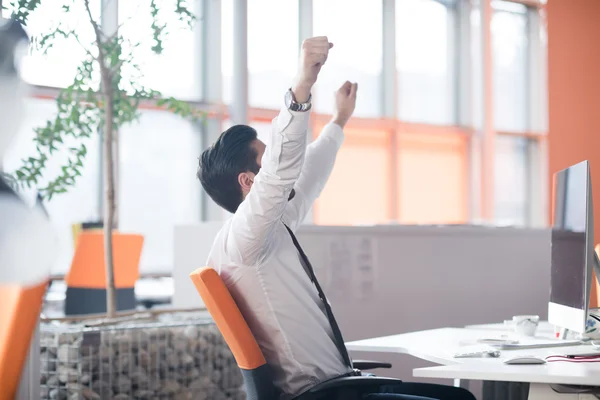 Junger Geschäftsmann arbeitet am Desktop-Computer — Stockfoto