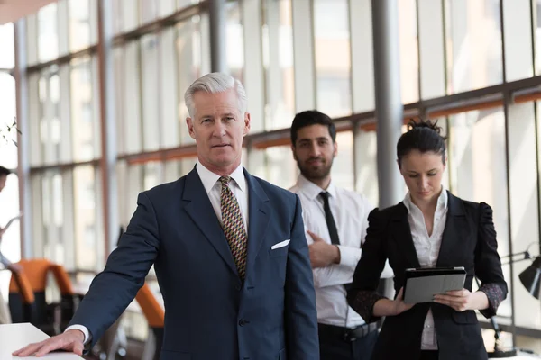 Retrato de empresario senior como líder — Foto de Stock