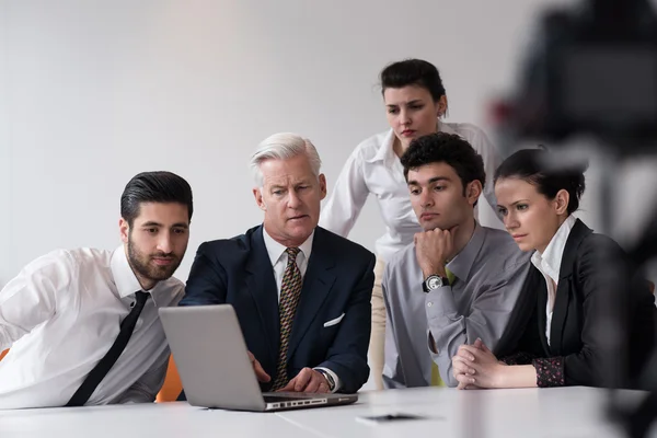 Группа бизнесменов на встрече в современном офисе — стоковое фото