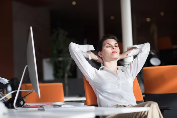 Feliz jovem mulher de negócios relaxante — Fotografia de Stock