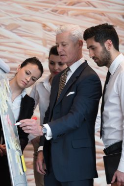 iş adamları beyin fırtınası grup 