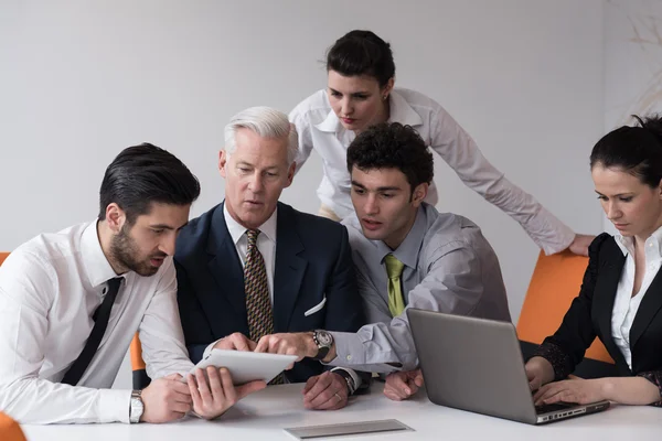 Gruppo di uomini d'affari in riunione presso il moderno ufficio startup — Foto Stock