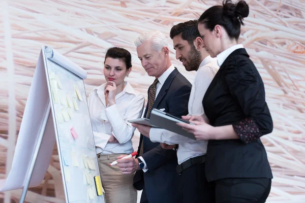 Grupo de empresários brainstorming — Fotografia de Stock