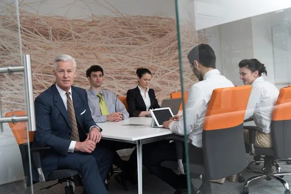 Grupo de empresários brainstorming em reunião — Fotografia de Stock