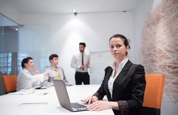 Jeune femme d'affaires sur la réunion en utilisant un ordinateur portable — Photo