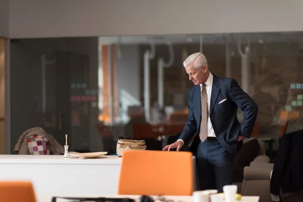 Senior business man läser rapporter — Stockfoto