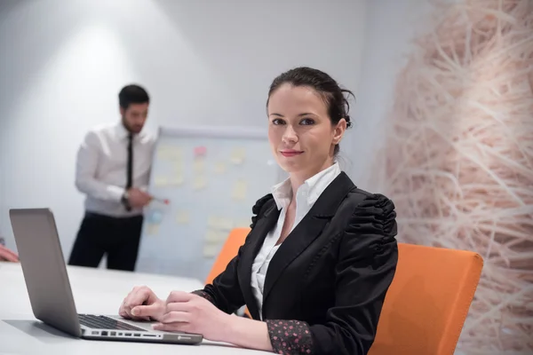 Jong zakenvrouw op vergadering met behulp van laptop computer — Stockfoto