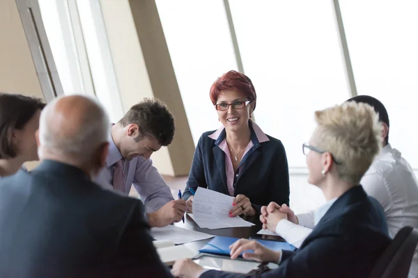 Grupo de empresarios en la reunión — Foto de Stock