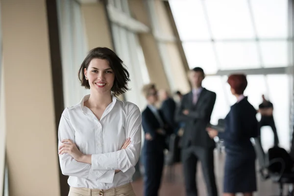 Jeune femme d'affaires devant son équipe — Photo