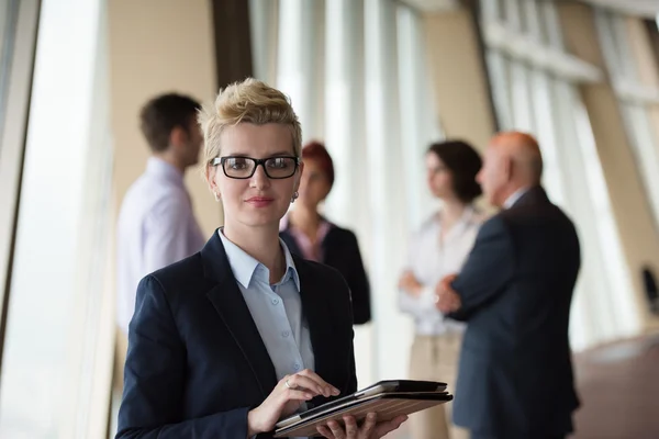 Portrait d'une femme d'affaires plus âgée au bureau avec tablette — Photo